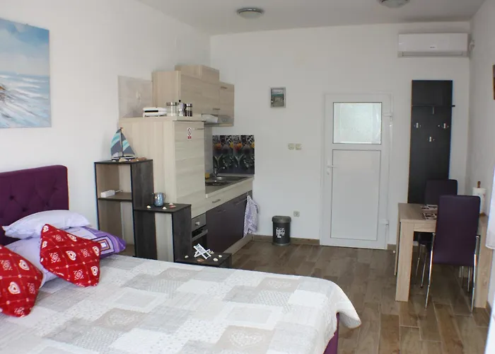 Jacqueline Apartment