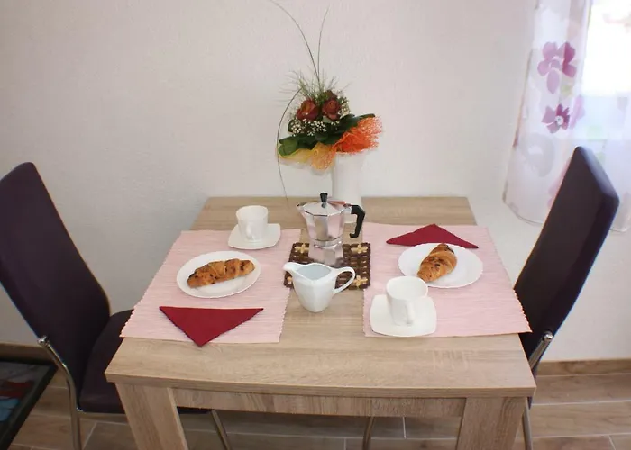 Jacqueline زادار